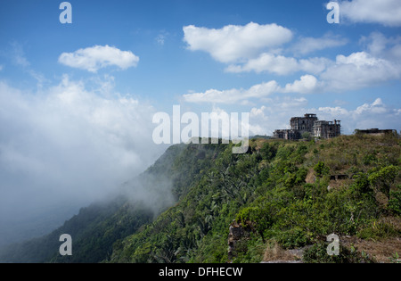 Le célèbre casino abandonnée surplombe une vallée de brouillard à Bokor Hill Station, Kampot, Cambodge Banque D'Images