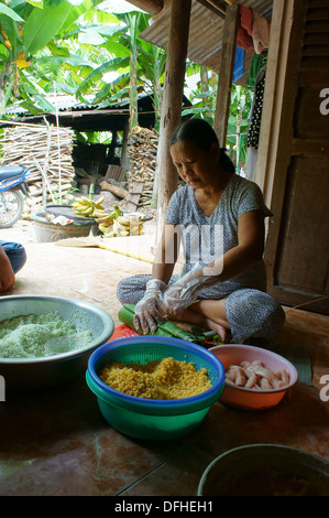 Les femmes pour durée de gâteau de riz gluant cylindriques Banque D'Images