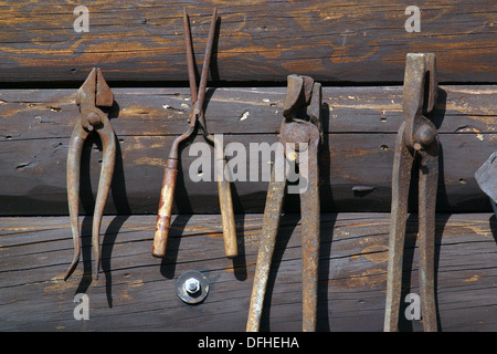 Vieux outils rouille sur fond de bois. Banque D'Images