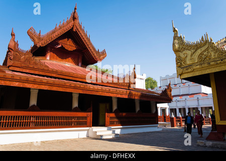 Maisons en bois dans le palais de Mandalay, Myanmar, Mandalay, en Asie Banque D'Images