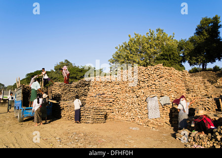 Pile de bois à la rivière Ayeyarwady Thanaka, Mandalay, Myanmar, en Asie Banque D'Images