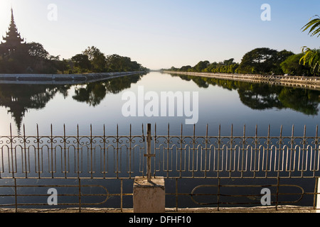 Canal au palais de Mandalay, Myanmar, Mandalay, Shan-State, Asie Banque D'Images