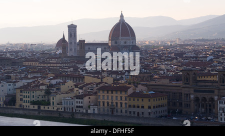 Vue depuis la Piazzale Michelangelo vers le Duomo (cathédrale), Florence, Toscane, Italie Banque D'Images