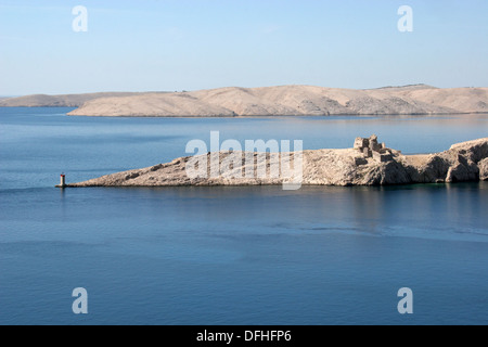 Phare et les ruines de l'extrême sud de l'île de Pag en Croatie Banque D'Images