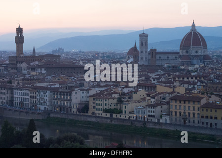 Vue depuis la Piazzale Michelangelo vers le Duomo (cathédrale) avec le Palazzo Vecchio sur la gauche, Florence, Toscane, Italie Banque D'Images