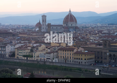 Vue depuis la Piazzale Michelangelo vers le Duomo (cathédrale), Florence, Toscane, Italie Banque D'Images