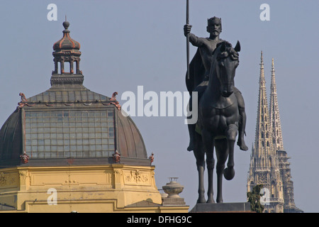 Trois ou connexion à Zagreb, le roi Tomislav statue, toit en pavillon d'art et de la tour de la cathédrale. Banque D'Images