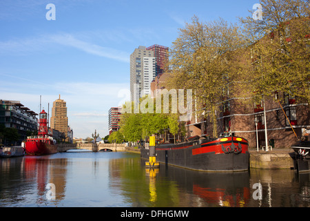 Canal de la ville de Rotterdam et les immeubles à appartements, Hollande méridionale, Pays-Bas. Banque D'Images