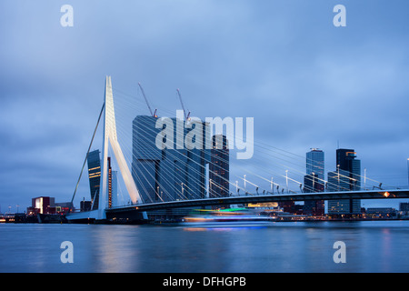 Ville de Rotterdam sur le centre-ville au crépuscule en Hollande du Sud, Pays-Bas. Banque D'Images