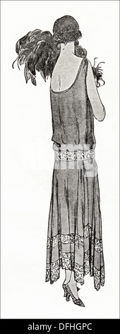 La mode garçonne des années 1920. Robe mousseline rose pâle avec ceinture et ourlet irrégulier de sliver lace par créateur Georgette. Illustration originale d'un magazine de mode féminine vers 1924 Banque D'Images