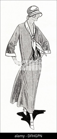 La mode garçonne des années 1920. La Poste en robe de soie lavage avec colorants avec jupe très rapide pour les vêtements de sport. Illustration originale d'un magazine de mode féminine vers 1924 Banque D'Images