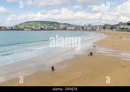 Les marcheurs de la plage au printemps sur la Playa de la Concha, San Sebastian, Espagne Banque D'Images