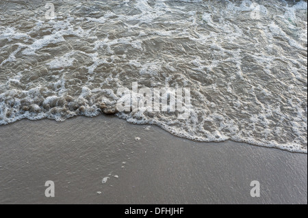 Le sable et le Surf plage noire . Banque D'Images