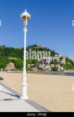 Vieille lampe de rue sur Playa de Ondarreta, avec vues vers le Monte Igueldo, San Sebastian, Espagne Banque D'Images