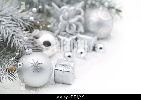 Décoration de Noël avec des branches de sapin argenté,bal de Noël et boîte-cadeau Banque D'Images