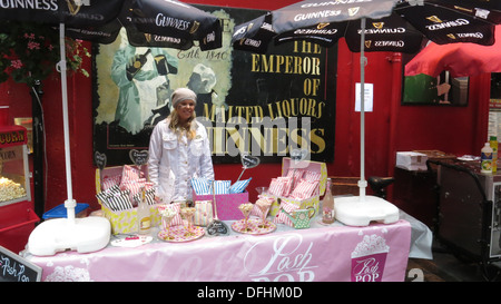 Image d'un étal extérieur d'un pub alimentaire au cours de la célébration de la journée d'Arthur à Dubln centre-ville. Banque D'Images