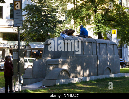 Des bus "Grauer (bus gris) Holocaust Memorial sculpture par Horst Hoheisel, Andreas Knitz, Isartorplatz, Munich, Bavière, Allemagne Banque D'Images