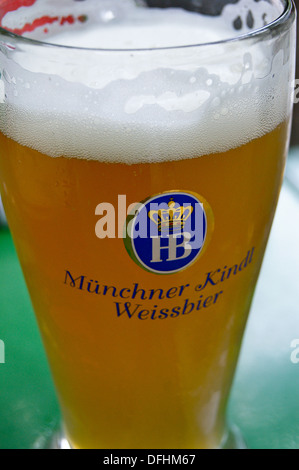 Une impression de verre de Hofbrau Munchner Kindl Weissbeir, Munchen, Munich, Bavière, Allemagne, verres de boissons table pub Banque D'Images