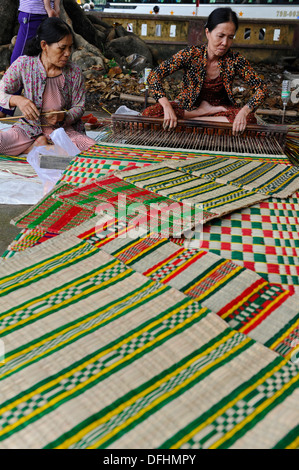 Personnes âgées faisant main vietnamiens reed colorés de tapis. Banque D'Images