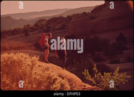 Les randonneurs TERRY MCGAW ET GLEN DENNY SUR LA PISTE VERS DELICATE ARCH DANS ARCHES NATIONAL PARK 545751 Banque D'Images