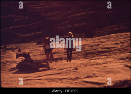 Les randonneurs TERRY MCGAW ET GLEN DENNY SUR LA PISTE VERS DELICATE ARCH DANS ARCHES NATIONAL PARK 545768 Banque D'Images