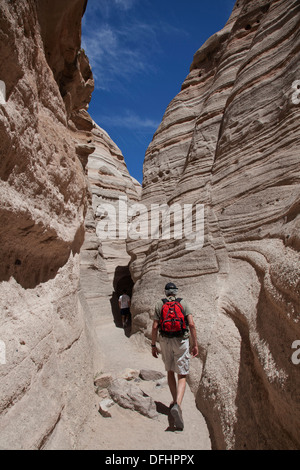 Les randonneurs le long de la fente Canyon Trail dans Kasha-Katuwe Tent Rocks National Monument, Nouveau Mexique. Banque D'Images