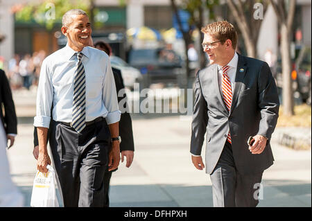 Washington DC, USA. 08Th Oct, 2013. Le président des États-Unis Barack Obama et le Secrétaire de presse Jay Carney revenir à pied à la Maison Blanche à proximité de Taylor Gourmet Deli sur Pennsylvania Avenue après avoir ramassé le déjeuner. La raison qu'il a donnée était qu'ils sont affamés et l'établissement est de donner un pour cent pour les employés du gouvernement, mis en congé comme une indication de la façon dont les Américains sont à la recherche de l'autre. Credit : Pete Marovich / Piscine via CNP Crédit : afp photo alliance/Alamy Live News Banque D'Images