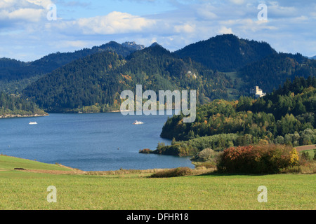 Montagnes Pieniny avec château Niedzica plus Czorsztynskie lake, et vert prairie en face. Le sud de la Pologne. Banque D'Images