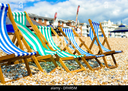 5 chaise longue sur la plage à Bognor Regis, West Sussex, UK Banque D'Images