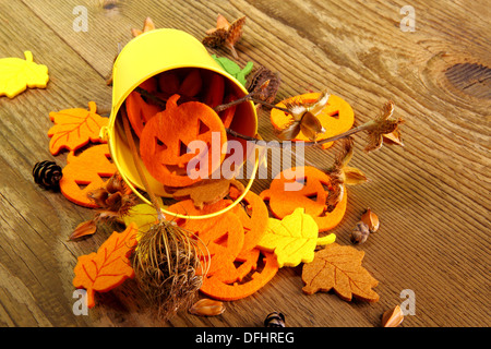 Godet jaune et à l'Halloween, l'automne deco avec l'écriture de l'espace, Close up Banque D'Images