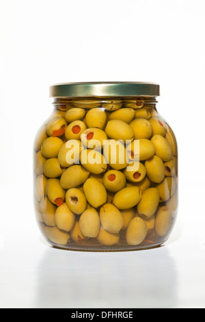 Olives jar sur fonds blancs Banque D'Images