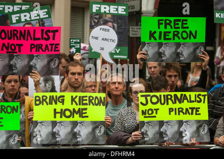 Londres, Royaume-Uni. 05Th Oct, 2013. Journée de solidarité mondiale Greenpeace, Londres, la jambe à l'extérieur de l'ambassade de Russie. Démonstration de soutien aux 28 militants de Greenpeace à partir de 18 pays différents, et 2 journalistes indépendants accusés de piraterie dans l'Arctique par le procureur de l'Etat russe. Londres, Royaume-Uni 5 Octobre 2013 Crédit : martyn wheatley/Alamy Live News Banque D'Images