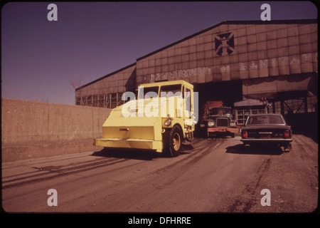 Camion Poubelle AU 91ST STREET STATION DE TRANSFERT MARITIME (MTS). À PARTIR DE LA SMT, les déchets sont transportés par barge VERS LE BAS L'EST... 549779 Banque D'Images