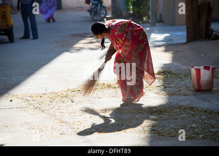 Femme indienne balayant les rues de Puttaparthi, Andhra Pradesh, Inde Banque D'Images