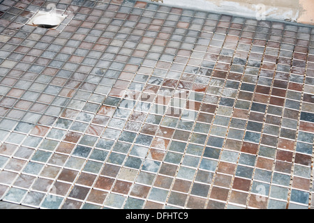 Carreaux antidérapants utilisé pour le revêtement de sol dans une salle de bains (douche) adaptée aux personnes handicapées avec accès facile Banque D'Images