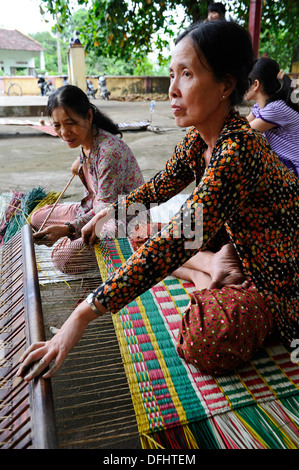 Personnes âgées faisant main vietnamiens reed colorés de tapis. Banque D'Images