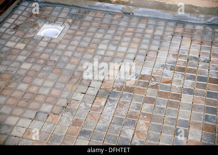 Carreaux antidérapants utilisé pour le revêtement de sol dans une salle de bains (douche) adaptée aux personnes handicapées avec accès facile Banque D'Images