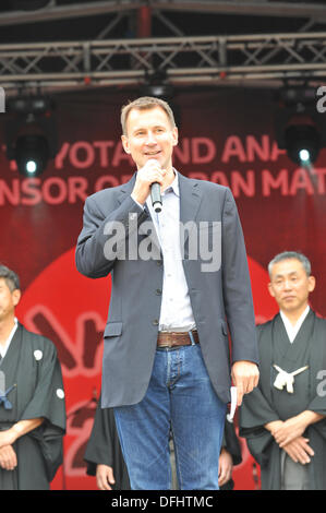 Trafalgar Square, Londres, Royaume-Uni. 5 octobre 2013. Jeremy Hunt, député, secrétaire d'État à la santé à l'événement de la culture japonaise Matsuri à Trafalgar Square. Crédit : Matthieu Chattle/Alamy Live News Banque D'Images