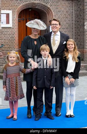 Apeldoorn, aux Pays-Bas. 5Th Oct, 2013. Le Prince Constantijn des Pays-Bas, la Princesse Laurentien, comtesse Eloise, comte Claus-Casimir et la Comtesse Leonore arrivent pour le mariage du Prince Jaime de Bourbon de Parme en l'Église Onze Lieve Vrouwe ten Hemelopneming à Apeldoorn, le 5 octobre 2013. Photo : PRE/ Albert Philip van der Werf /afp/Alamy Live News Banque D'Images