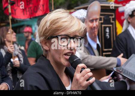 Londres, Royaume-Uni. 05Th Oct, 2013. Le greffier de la Cour "parle" au cours d'un procès simulé de la Justice Secrétaire Chris Grayling comme protestataires manifester contre les réformes de l'aide juridique. Crédit : Paul Davey/Alamy Live News Banque D'Images