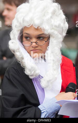 Londres, Royaume-Uni. 05Th Oct, 2013. Le 'juge' écoute de preuve au cours d'un procès fictif de la Justice Chris Grayling en dehors du Secrétaire Royal Courts of Justice. Crédit : Paul Davey/Alamy Live News Banque D'Images