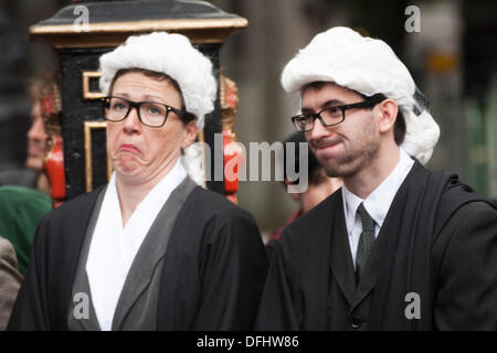 Londres, Royaume-Uni. 05Th Oct, 2013. Des procureurs "grimace pendant le procès simulé de la Justice Chris Grayling en dehors du Secrétaire Royal Courts of Justice. Crédit : Paul Davey/Alamy Live News Banque D'Images