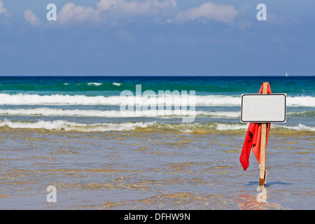 Drapeau rouge sur la plage en Espagne Banque D'Images