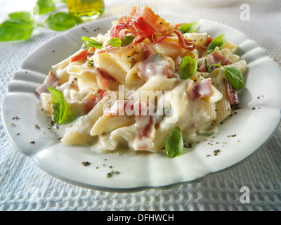 Pâtes penne carbonara avec une sauce au fromage et bacon croustillant Banque D'Images