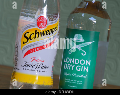 Morrison's London Dry Gin et Schweppes Indian Tonic Slimline des bouteilles d'eau. Banque D'Images