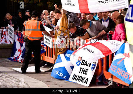 Dundee, Écosse, Royaume-Uni. 5 Septembre, 2013. Les ligues de défense écossais et anglais manifestation devant le magasin Primark bâtiment dans le centre-ville de Dundee. Credit : Dundee Photographics / Alamy Live News. Banque D'Images