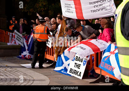 Dundee, Écosse, Royaume-Uni. 5 Septembre, 2013. Les ligues de défense écossais et anglais manifestation devant le magasin Primark bâtiment dans le centre-ville de Dundee. Credit : Dundee Photographics / Alamy Live News. Banque D'Images