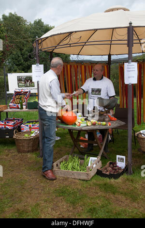 Arnside, Silverdale, UK. 5 octobre, 2013. M. Elias G O l'achat de produits à Arnside's cinquième journée à Apple de l'AONB Briery Bank Verger, Arnside. Beaucoup de pommes et de citrouilles en vente, de la faune, apple affiche des experts d'identification des variétés rares plus déroutant et beaucoup de jus fraîchement pressé - la presse d'Apple ont travaillé dur toute la journée pour satisfaire la soif de près de 1 000 visiteurs. Credit : Mar Photographics/Alamy Live News Banque D'Images