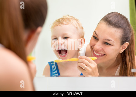 L'enseignement de mère enfant le brossage des dents Banque D'Images