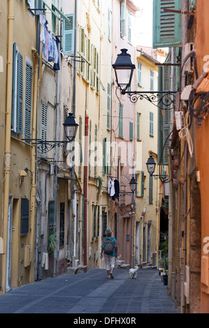 Europe, France, Alpes-Maritimes, Menton. Une ruelle typique dans une vieille ville. Banque D'Images